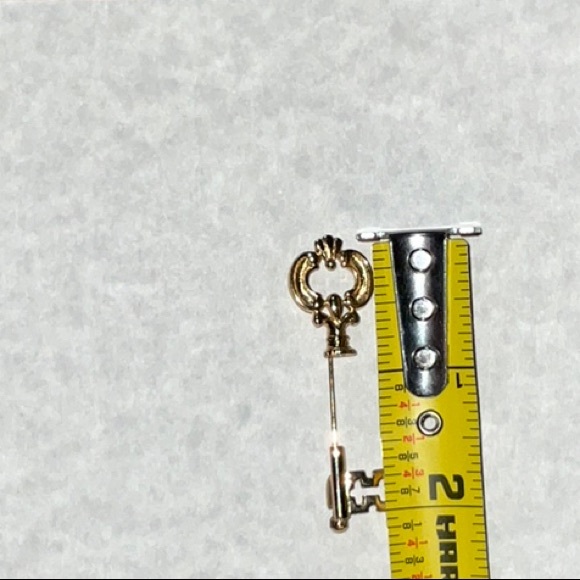 Avon 1978 Fashion Keynote Stickpin Skeleton Key Shaped Gold Toned Metal Vintage - Picture 7 of 8